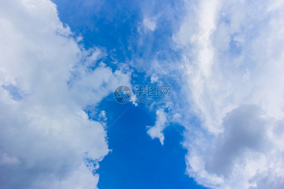 雨后天空一片乌云阳光晴天户外图片