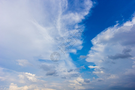 积云雨后天空一片乌云明亮地阳光图片