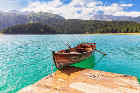 在黑山Durmitor地区黑湖的孤单船只自然假期蓝色的图片