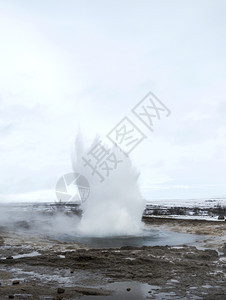 爆炸户外垂直的岛屿冰原上热水喷泉图片
