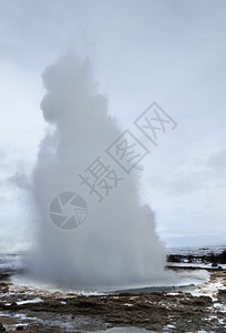天空岛屿冰原上的热水喷泉自然力量图片