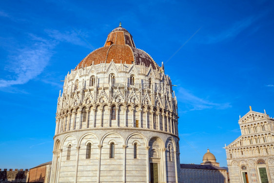 圣约翰的比萨浸礼会在意大利阳光明媚的一天蓝色白纪念碑图片