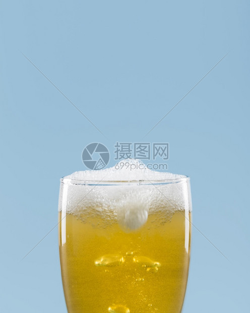 含有啤酒泡沫玻璃红色的麦酒冷若冰霜图片