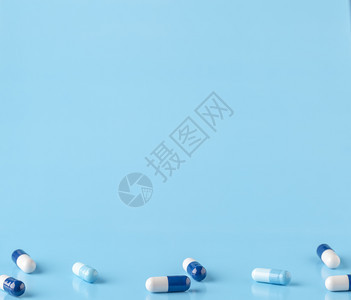 抗生素各种白蓝药物胶囊色背景带复制空间各种白蓝药物胶囊背景带文字空间颜色补救图片