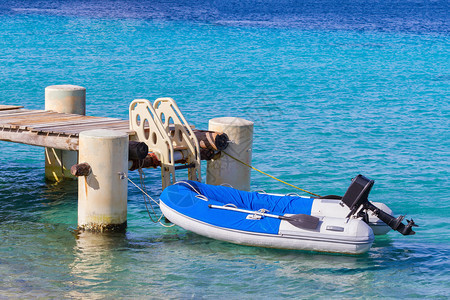汽艇弃安的列斯群岛渔船在码头附近有楼梯的海上漂浮图片