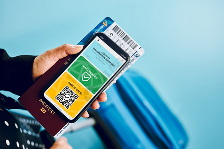 拿着手机显示健康码等待着的乘客背景图片