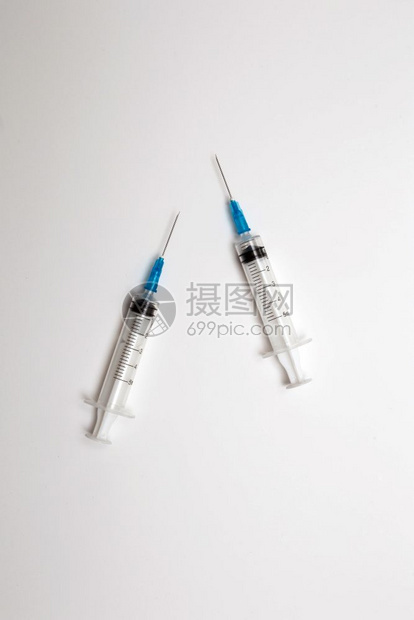 液体疫苗白色背景上隔离的医用注射器针头文本空间白色背景上隔离的医用注射器药品图片