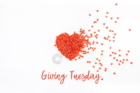 极简主义在黑色星期五购物日之后Give星期二是一个全球慈善捐赠日给予帮助捐款和支持的概念包括短信和红心形的彩色面纸白背景efre图片