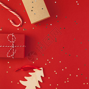 嘲笑新年圣诞礼物彩带平板最顶端景色2019年的Xmas节2019年的庆祝手工制作礼品盒红纸金火花冬天乡村图片