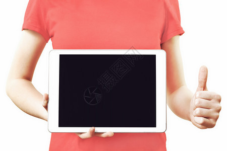 技术广告概念形象穿红色T恤衫的女孩拿着数字平板电脑空白屏幕举起拇指手势展示大促销图片