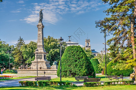 保加利亚鲁塞072619保加利亚鲁塞市的自由纪念碑在阳光明媚的夏日保加利亚鲁塞市的自由纪念碑街道旅游港口图片