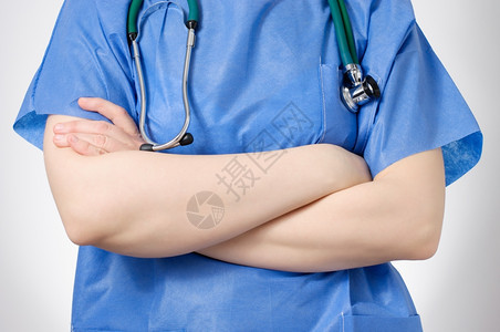 卫生保健专家清理自信的女医生跨过双臂图片