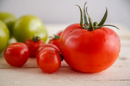 素食主义者白色的吃浅木本底不同种类的番茄图片