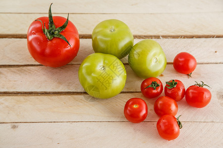 各种样的胡椒浅木本底不同种类的番茄品图片
