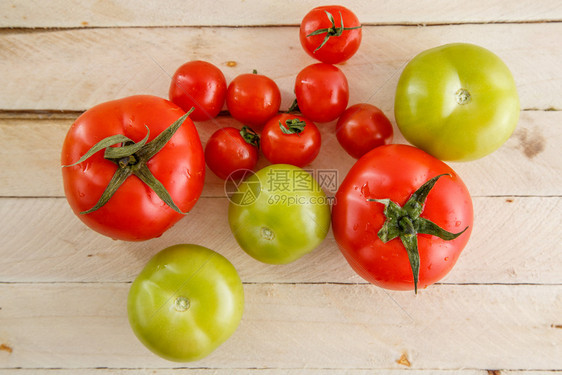 农业新鲜浅木本底不同种类的番茄红色图片