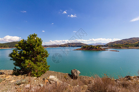 美丽希腊北部埃皮鲁斯的风景优美奥斯人造湖地表有松树自然奥欧图片