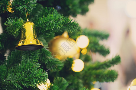 圣诞树上的金色装饰背景图片