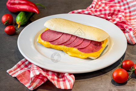 黑石桌上有三明治和沙拉辣椒切达新鲜的美味火腿图片