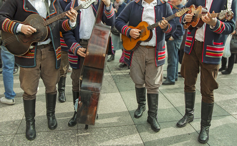 上市人们戏服穿传统斯拉沃尼亚服装的克罗地音乐家图片