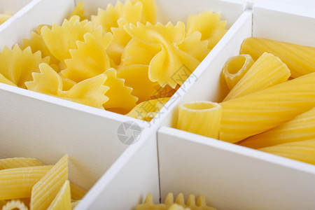 黄色的装饰白盒子里意大利面条的几种不同类晚餐图片