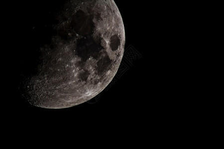 满的望远镜月亮关闭时显示球表面的细节月亮天上的图片