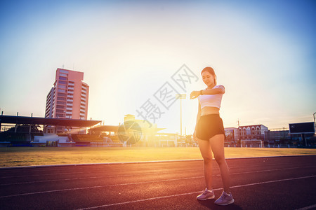 耀斑亚裔女在跑步前先观察她的表演复制空间女士图片