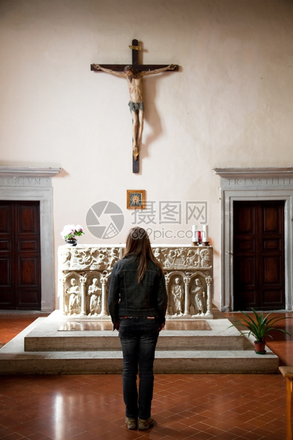 人类女青年在意大利一个的意大利堂系列成熟安静图片