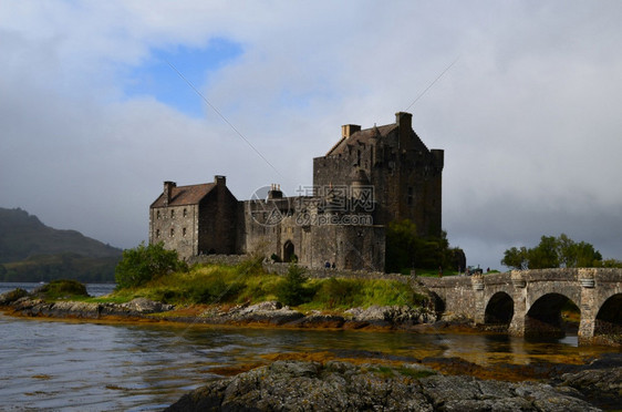 与艾琳多南城堡的洛克杜伊奇苏格兰麦肯齐斯小岛图片
