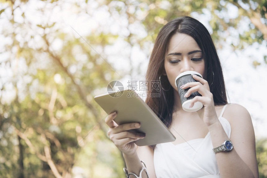 地点电脑女阅读在线文章探索来自平板和喝咖啡搜索博客的在线女权网站寻找最佳文学小说网站聪明的女读概念形象的内容一妇女阅读网上文章探图片