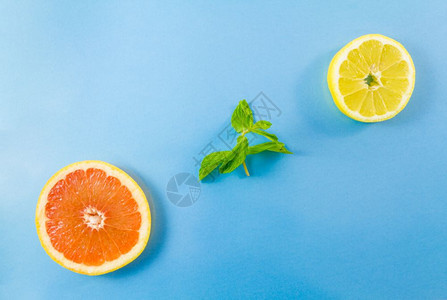 蓝色背景的葡萄水果柠檬片和薄荷叶的最顶端视图小画风格有文本复制空间柚子切片柑橘图片