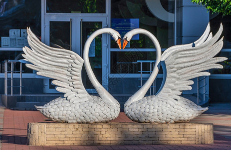 扎波罗热夏天乌克兰别尔江斯0723天鹅雕塑在乌克兰别尔江斯的一个夏日早晨乌克兰别尔江斯的天鹅雕塑壁龛图片