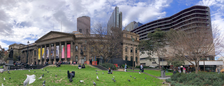 假期墨尔本澳大利亚2018年9月6日维多利亚州立图书馆全景以及公园墨尔本的人们每年吸引150万游客现代的城市图片
