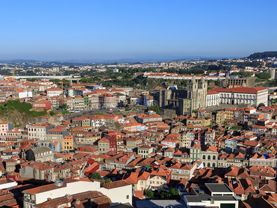 著名的从葡萄牙CleligosTower看到波尔图历史中心空观察天图片