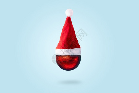 传统的圣诞红球在达克萨斯帽子上蓝色背景快乐的圣诞节概念庆祝季图片