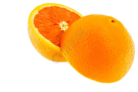 甜的自然传统在白色背景上被隔离的近距接新鲜的清水者橙子切半图片