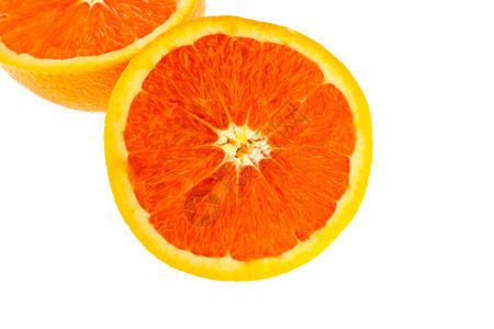 在白色背景上被隔离的近距接新鲜的清水者橙子切半多汁的太阳可口图片