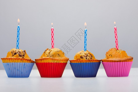 灰色的生日纸杯蛋糕照片庆典喜的图片