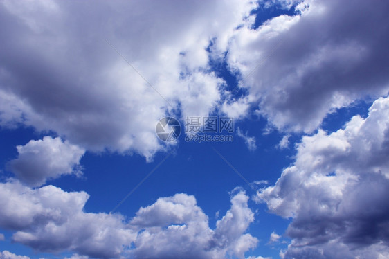 全景蓬松的风蓝色天空背景的简单美丽白云蓝天背景图片