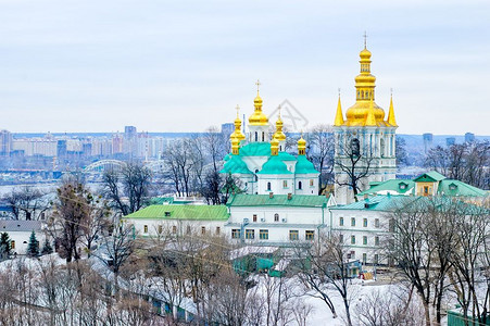 金的历史象征基辅拉夫修道院的景象该镇在冬季背景中图片