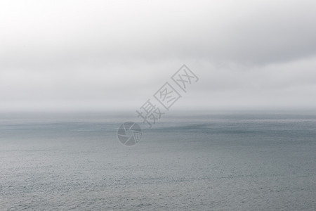 法罗群岛的海洋景观显示乌云多日的亚特兰地洋面冷静的喜怒无常天空图片