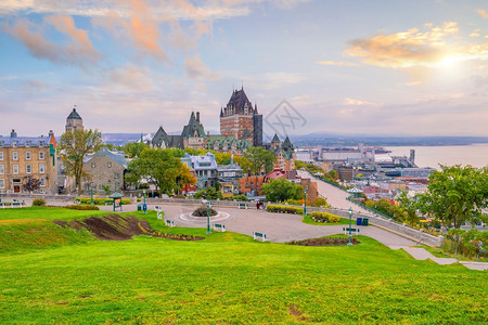 魁北克市与加拿大圣劳伦斯河之间天际线的全景地标建筑学风优美图片