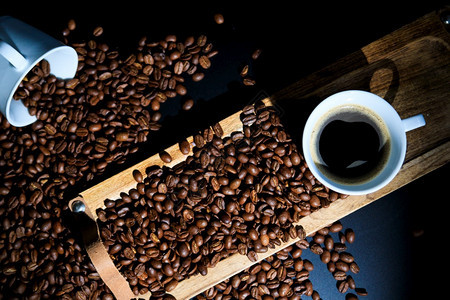 浓咖啡和散落的咖啡豆图片
