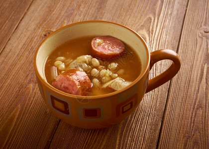 胖的小吃Fabadaasturiana经常被简单称为fabada来自阿斯图里亚地区的西班牙豆汤传统的图片