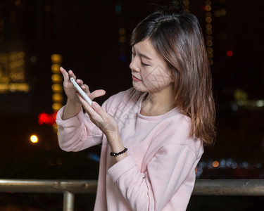 女士快乐的美丽马来西亚女背景中城市灯光亮明成人图片