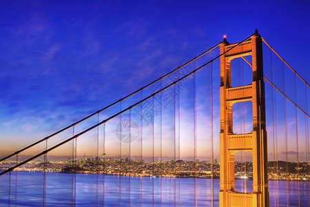 历史运输高架旧金山和黎明时门大桥的一部分图片