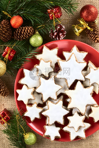 手工制作的刨冰白色传统德国Zimtsterne肉桂明星圣诞饼干由地杏仁肉桂蛋白和甜食加糖上方的梅铃制成在头顶拍照配有德国Simt图片
