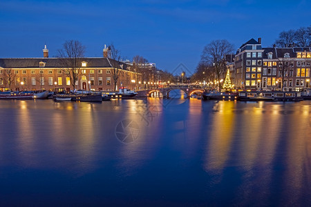 结构体历史联排别墅夜间从阿姆斯特丹到荷兰阿姆斯特尔河的城市风景图片