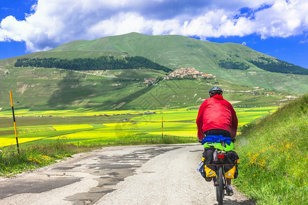探索在意大利翁布里亚卡斯特卢乔迪诺尔恰的蒙蒂西比利尼山骑自行车勘探活动图片