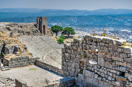 天寺庙建造土耳其希腊城市Pergamon的古老剧院废墟在土耳其一个阳光明媚的夏日普格蒙古世纪剧院图片