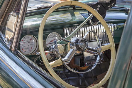 老的铬合金白色方向盘和一辆旧定时汽车的仪表板速度图片